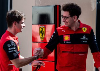 «Бинотто ещё на базе». Леклер рассказал, как проходит смена руководства в Ferrari