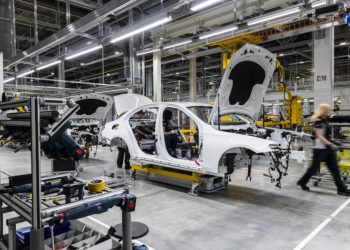 Бывший российский автозавод Mercedes-Benz возобновит работу в середине 2023 года