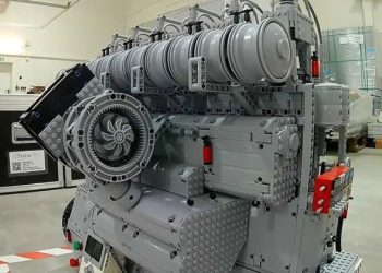 Энтузиаст собрал работающую копию двигателя от грузового корабля из