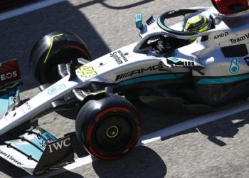 FIA запретила переднее антикрыло Mercedes. Фото