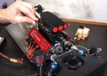 Крошечный V8 с небольшим механическим нагнетателем работает и звучит