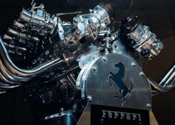 Мечта фаната Ferrari: кофейный столик, сделанный из двигателя V12