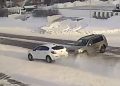 Невнимательный водитель отправил автомобилистку в сугроб и уехал