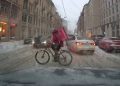 Опасная доставка: велокурьер столкнулся с такси