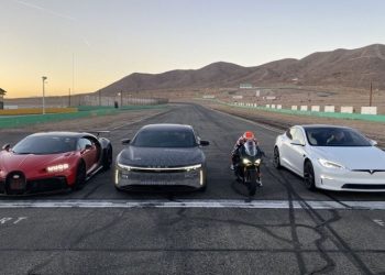 Посмотрите, как новый Lucid Air Sapphire уничтожает Tesla Model S и