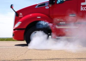 Посмотрите, как самоуправляемый грузовик реагирует на