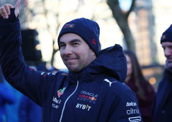 Серхио Перес подарил по бутылке текилы 1400 сотрудникам Red Bull Racing