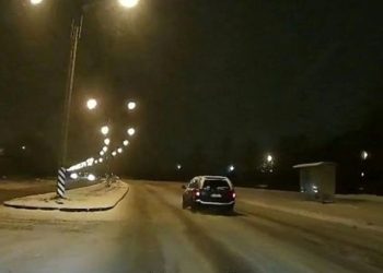 Столб был очень близок: женщина подрезала автомобиль в