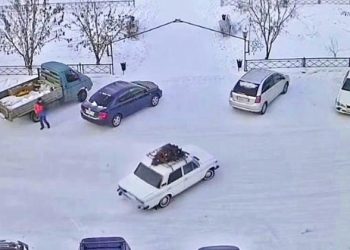 В Усть-Куте доставщик новогодних ёлок влетел в припаркованные машины