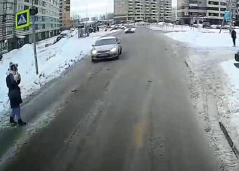 Водитель отчитал девушку на пешеходном переходе