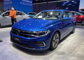 Volkswagen Bora получил новую топ-версию с мощным мотором. Скоро в России